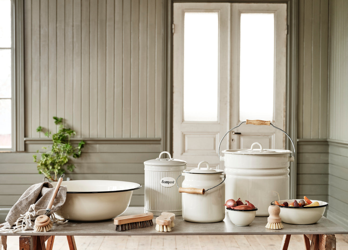 Emil's Enamel Lidded Bucket | Off-white 12L