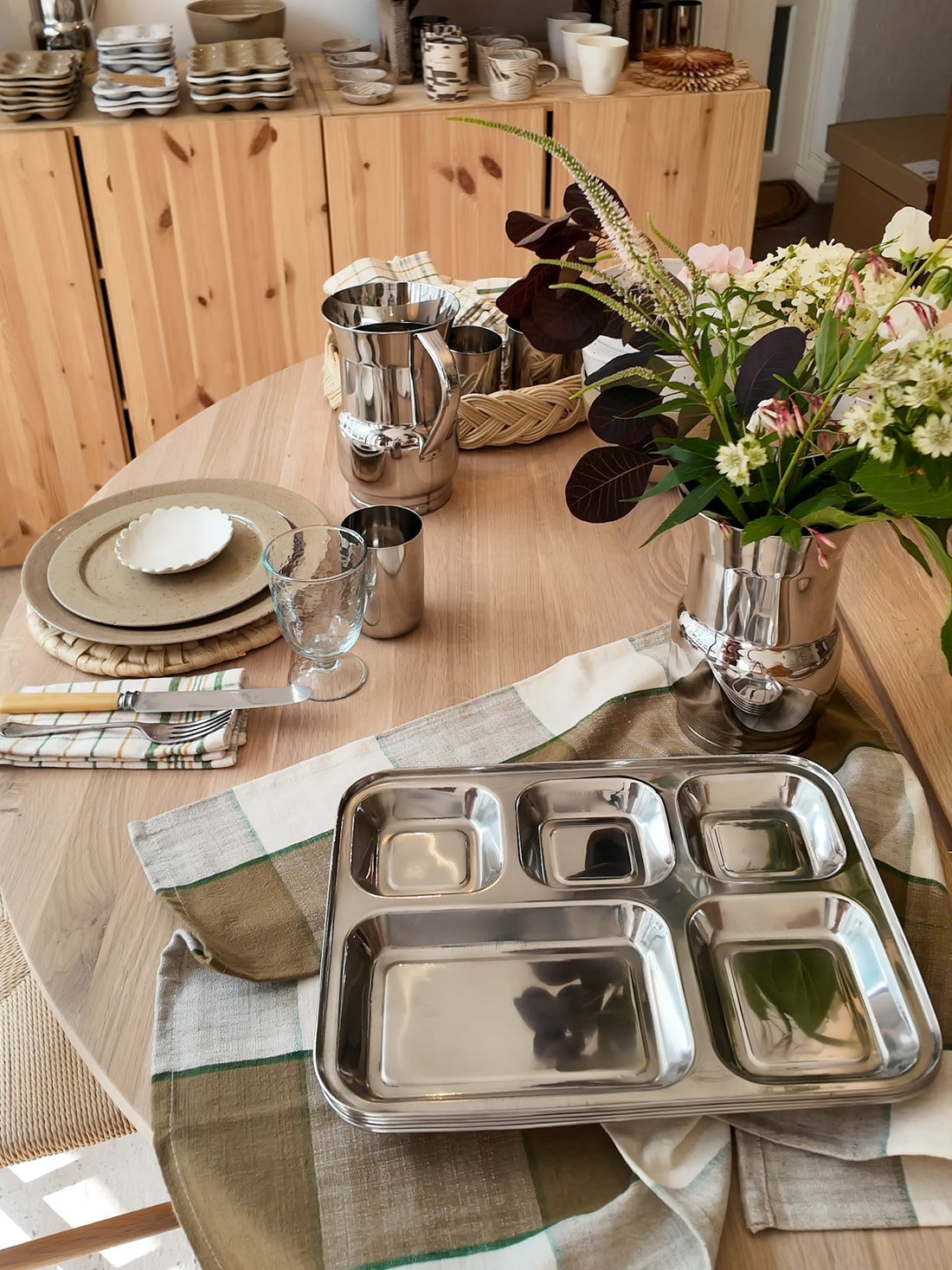 How to Mix Materials at the Table (Without It Looking Busy)
