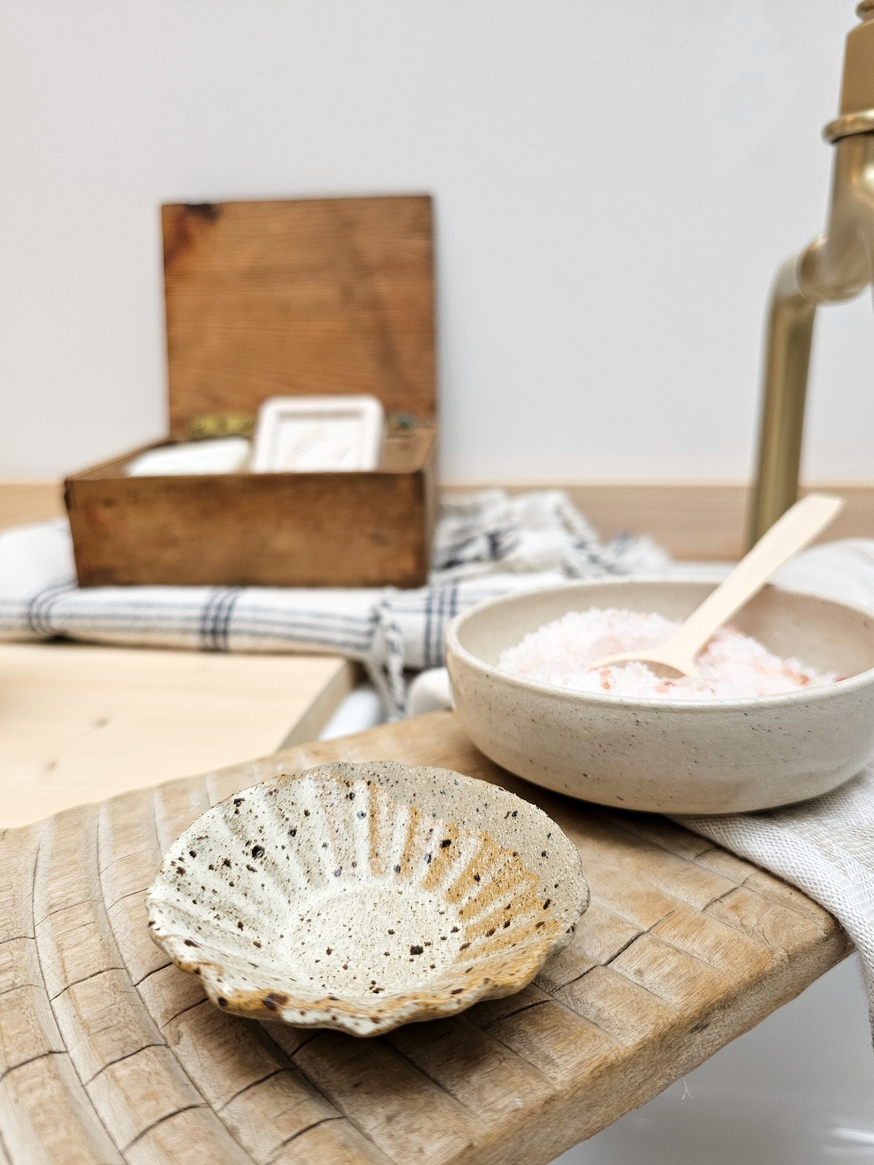 Mud Fluted Dish | Natural – Alice in Scandiland