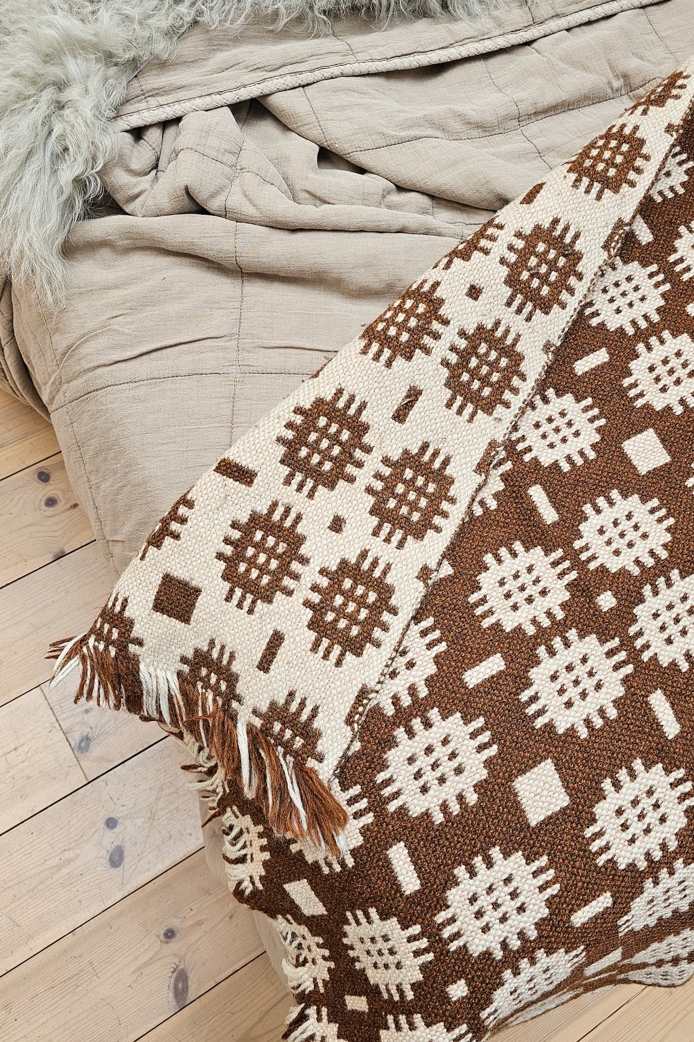 Vintage Welsh Wool Bed Runner | Conker & Cream Sunburst