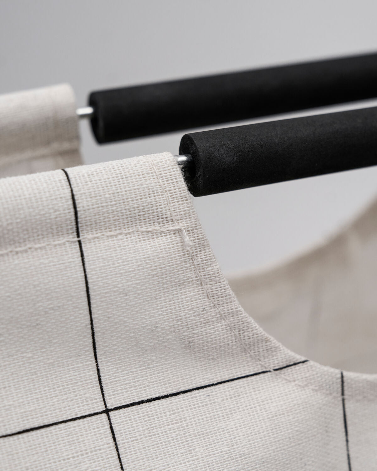 A close up the handles of a House Doctor HD Squares laundry bag.