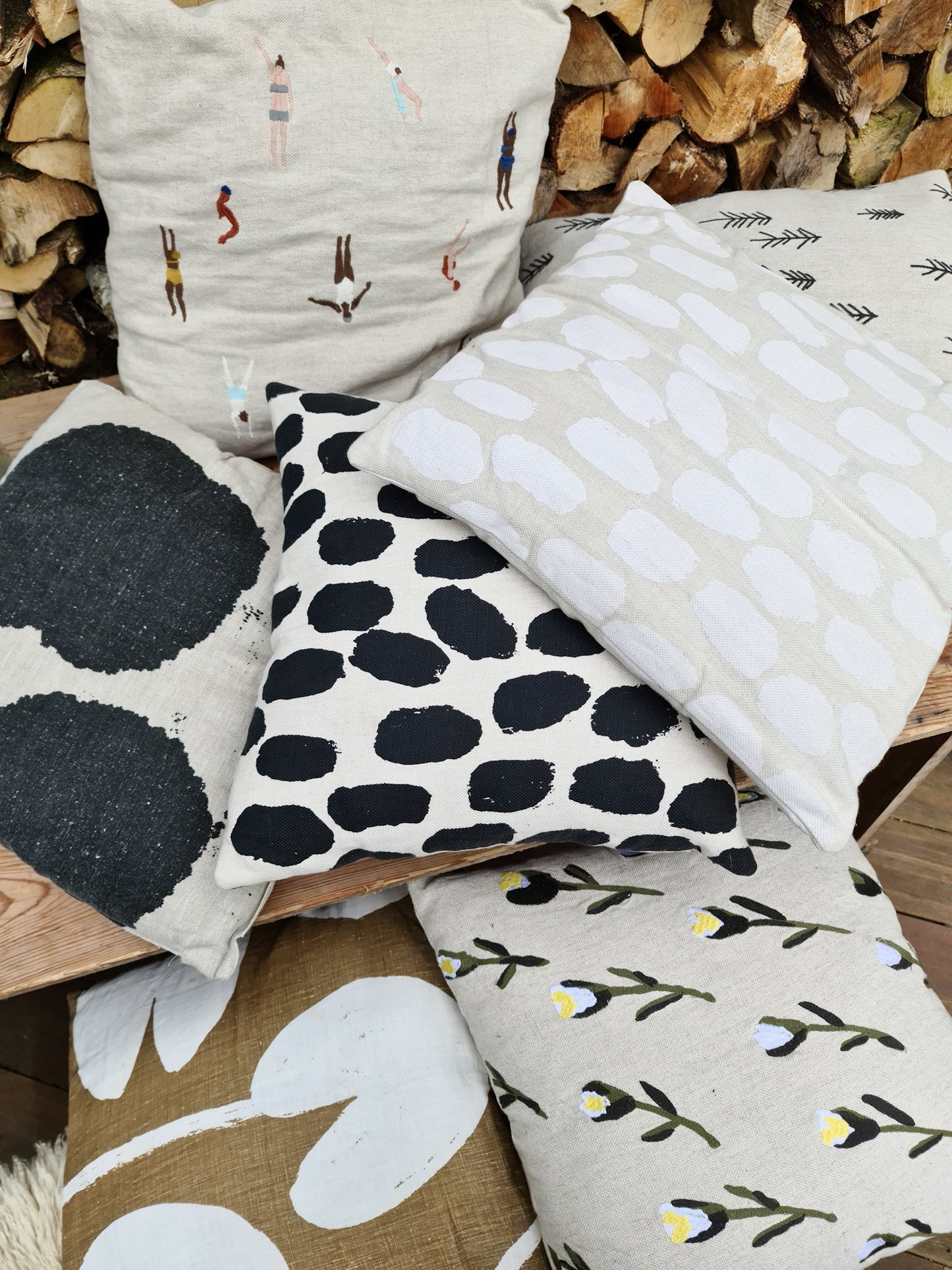 Dots Cushion | Black
